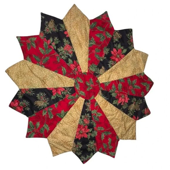 15  point Christmas dinner centerpiece or small Christmas tree skirt. - Picture 1 of 2